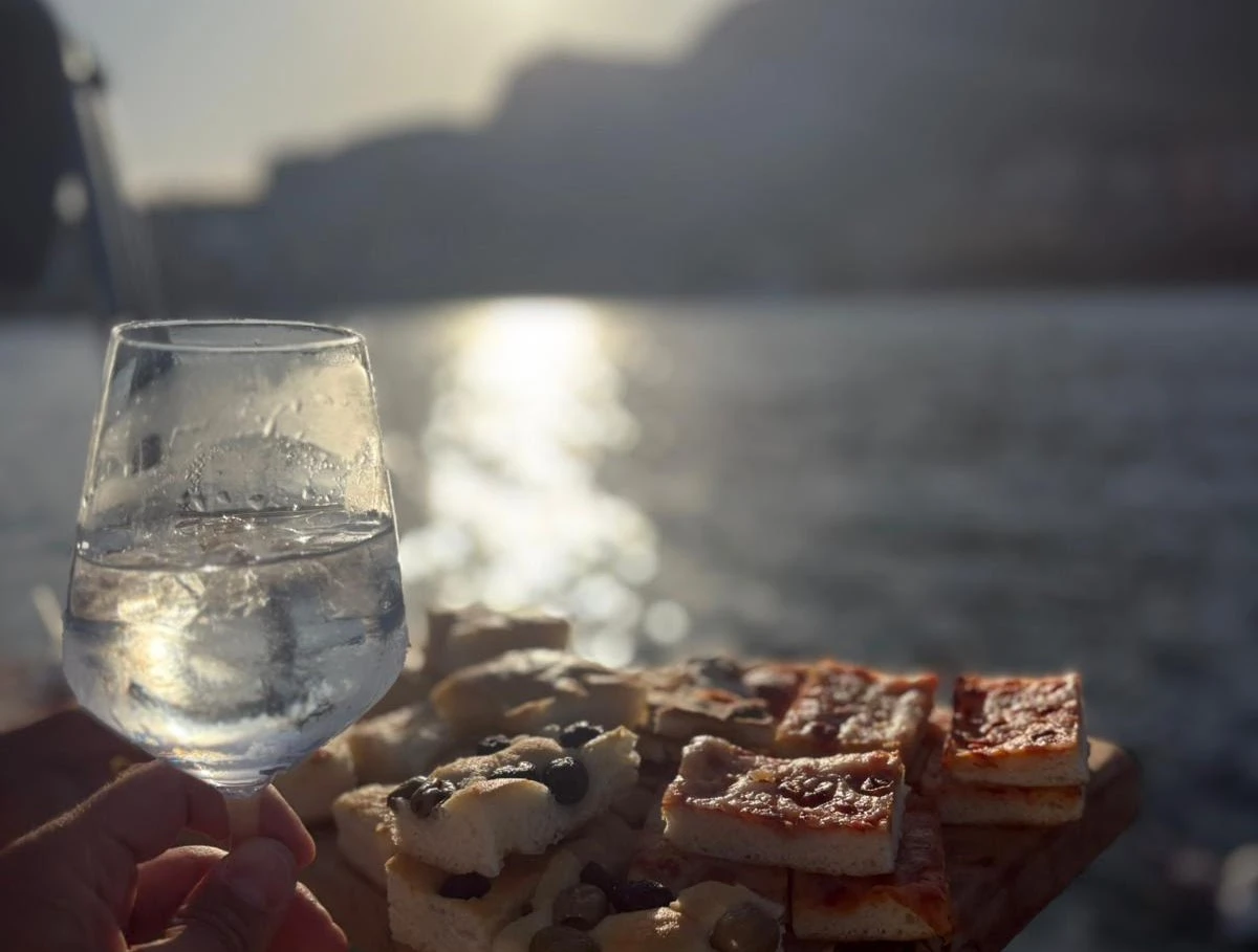 Goditi un aperitivo al tramonto con vista su Portovenere.