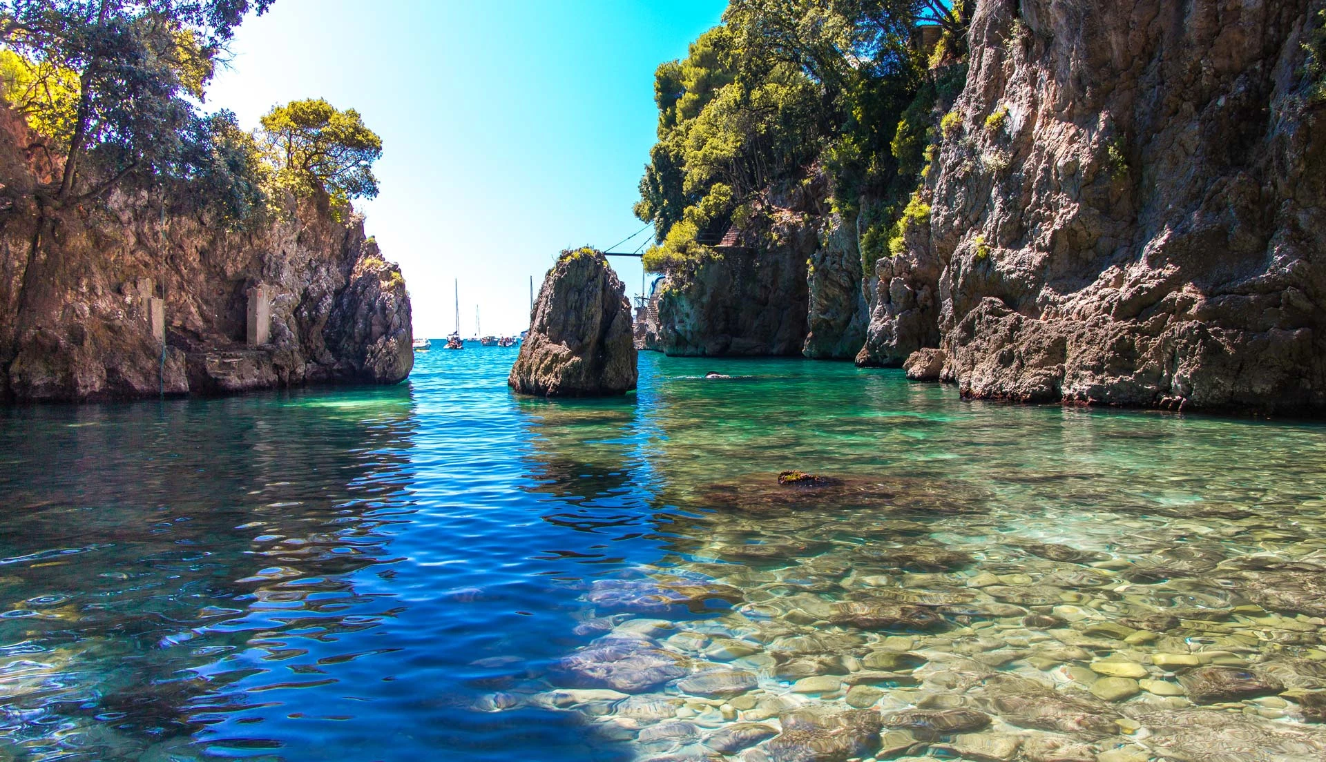Sosta in una caletta isolata per un bagno in totale tranquillità.