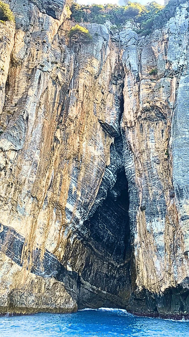 Navigazione lungo la costa frastagliata tra Portovenere e le Cinque Terre.