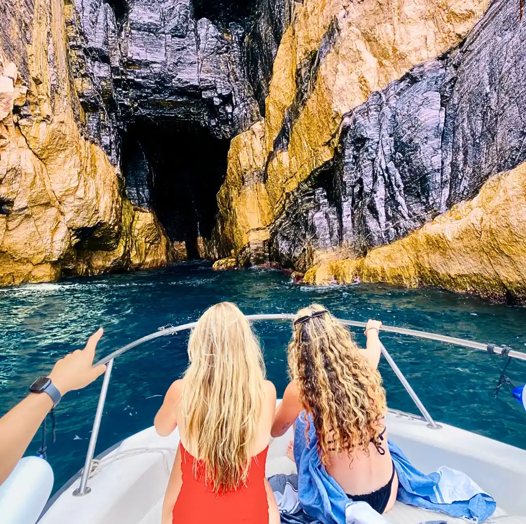 La costa dell'isola Palmaria, con le sue grotte e le sue acque turchesi.