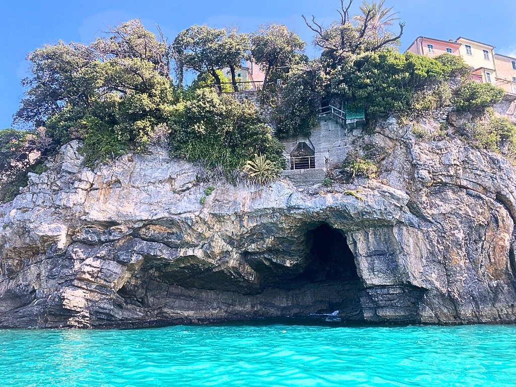 Esplorazione di una delle tante grotte marine nascoste lungo la costa.