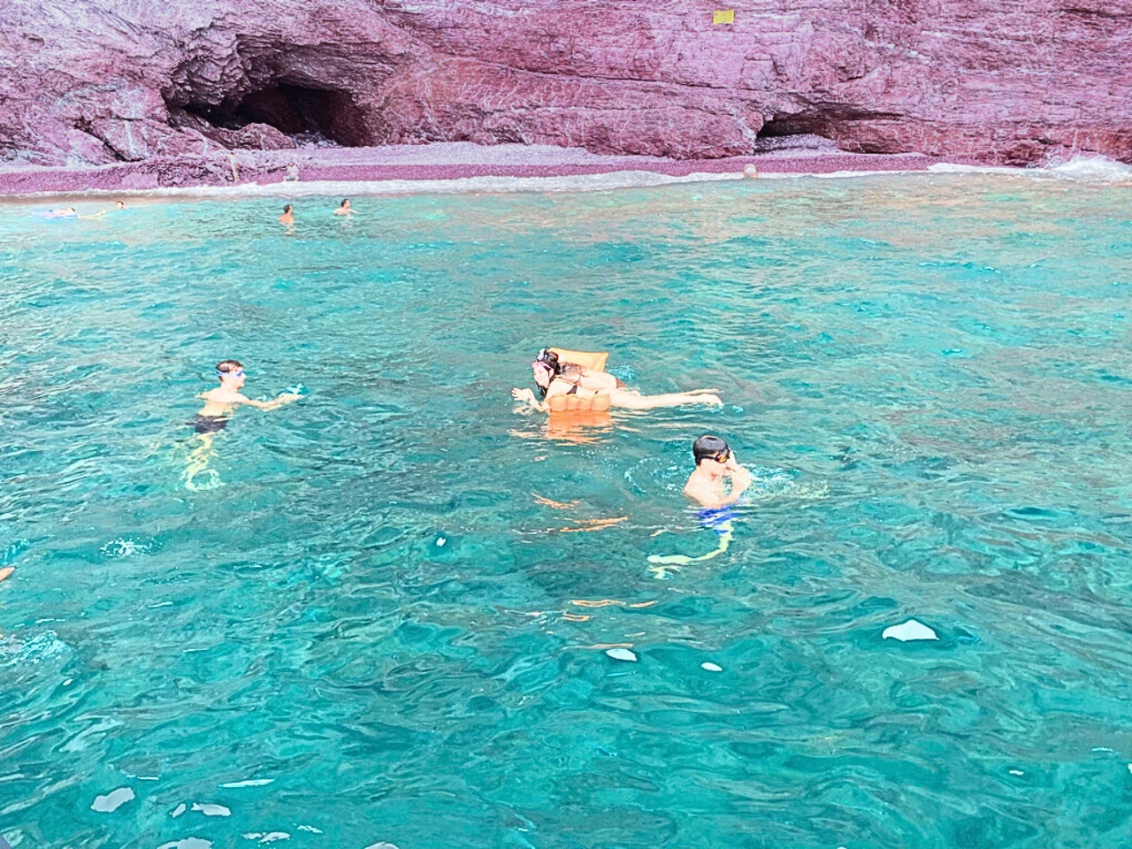 Un tuffo rinfrescante nelle acque cristalline della baia de Le Rosse.