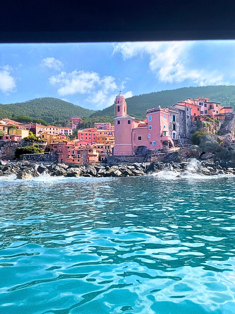Il borgo di Tellaro, uno dei borghi più belli d'Italia, visto dal mare.