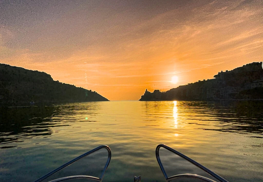 Il nostro Boston Whaler al tramonto, pronto per un'escursione serale.