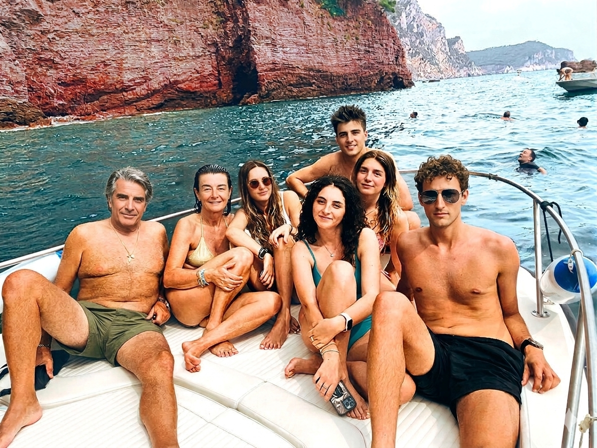 Le scogliere rosse de "Le Rosse", una tappa unica per un bagno indimenticabile.